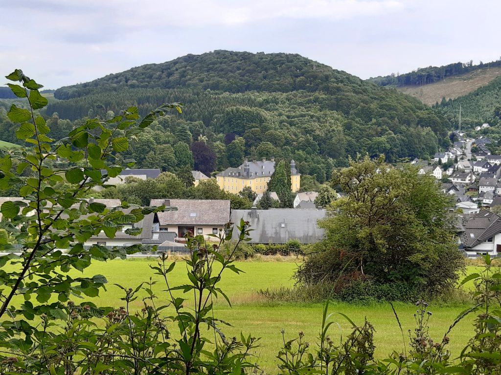 Antfelder Schloss 🏰 im Hintergrund der "hölzerne Peter"