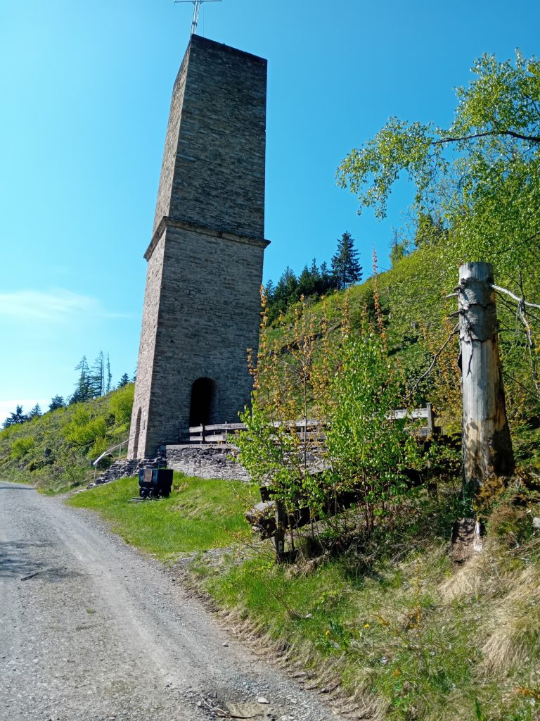 Mai-Wanderung der Rüstigen - Rauchgaskamin am Bastenberg