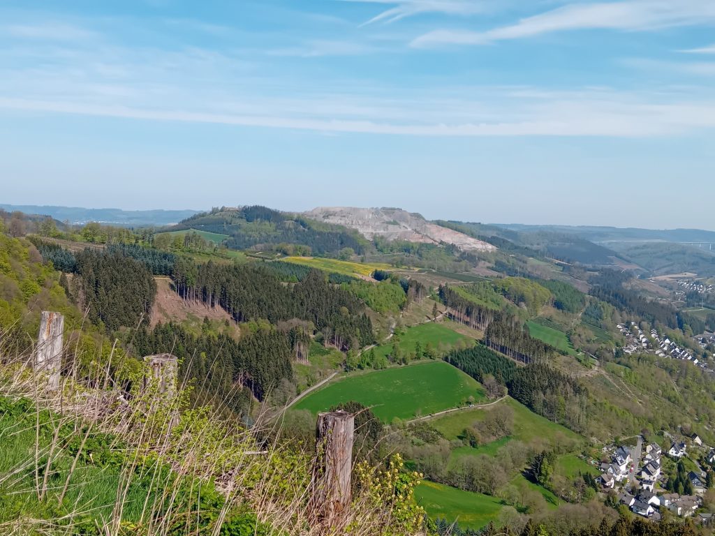 Mai-Wanderung der Rüstigen - Blick auf den "Sauerländer Tafelberg"