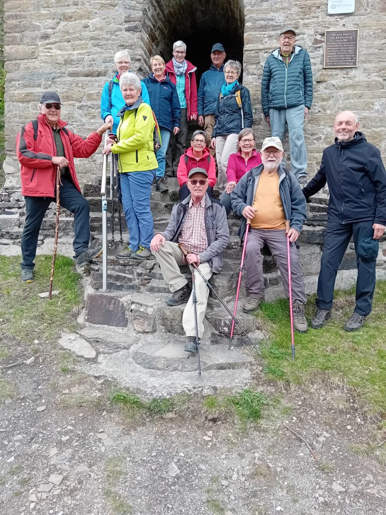 Mai-Wanderung der Rüstigen - am Rsuchgaskamin auf dem Bergbauwanderweg