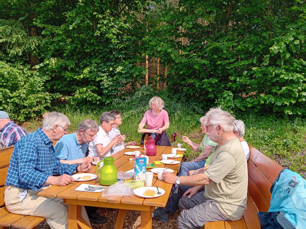 Jedermann-Wanderung am 4. Juni - Kaffeetrinken an der SGV Hütte in Oeventrop