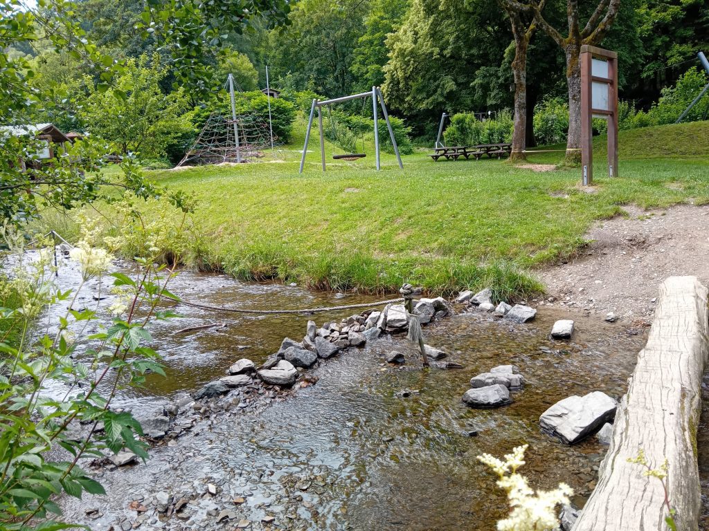 Jedermann-Wanderung im Juli - Naturspielplatz an der Palme