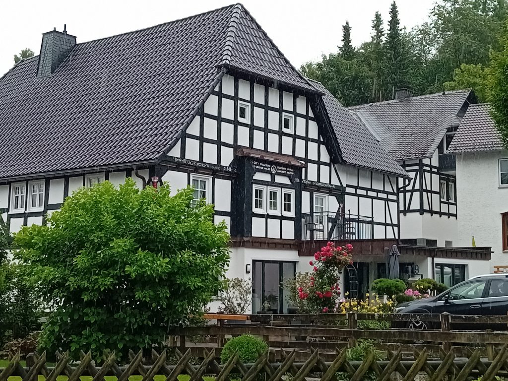 Jedermann-Wanderung im Juli - altes, gepflegtes Fachwerkhaus